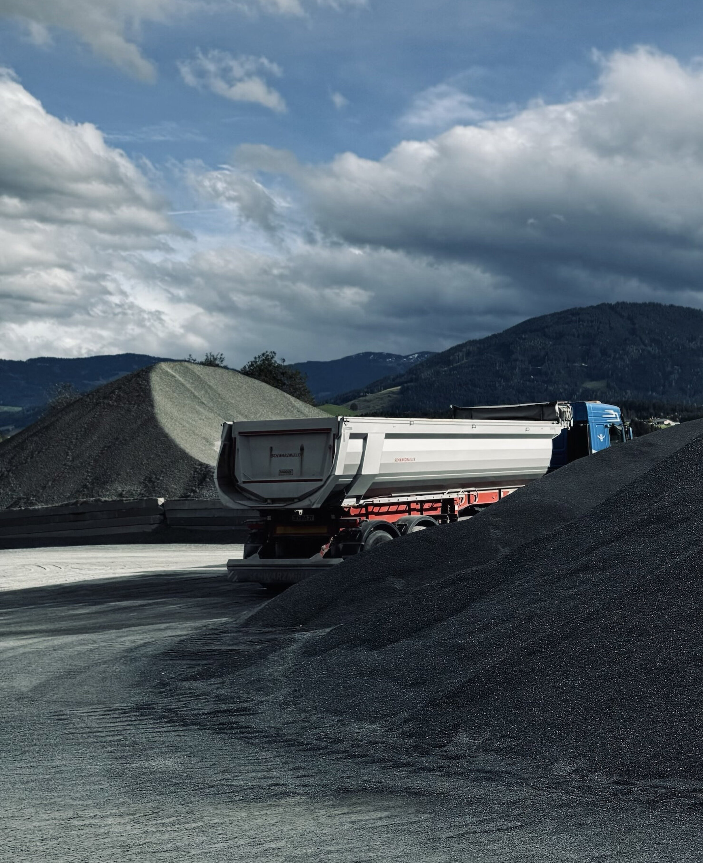 Transporte & Erdbau sind unsere [UL]Leidenschaft.[UL]