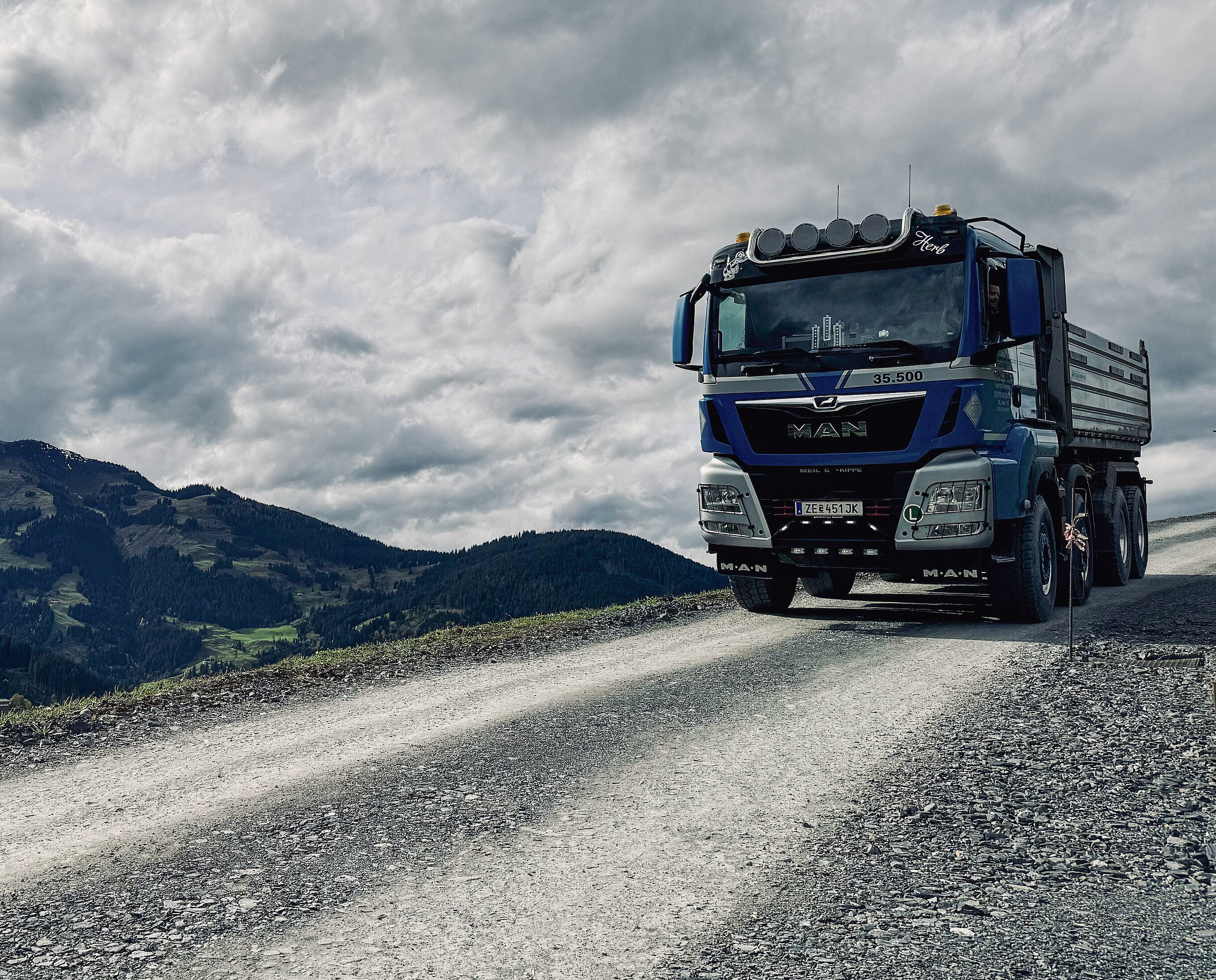 Transporte & Erdbau sind unsere [UL]Leidenschaft.[UL]